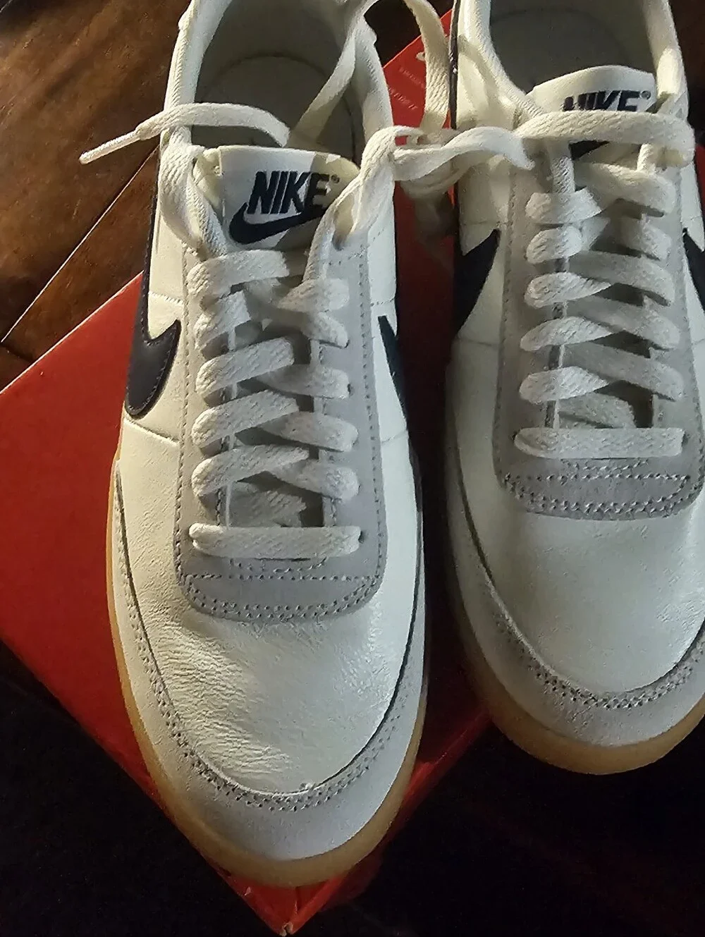 Nike 7.5 Men’s White Sneakers with Black Swoosh